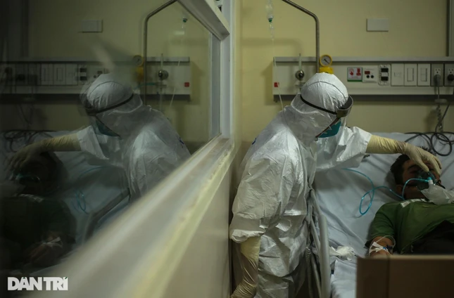 "Nhiều bệnh nhân sau khi hôn mê và phải thở máy, đến lúc tỉnh dậy nhiều người bật khóc khi nghĩ về cơ hội sống của mình. Chúng tôi dù thức trắng đêm, mệt mỏi nhưng chỉ cần giành giật được mạng sống cho người bệnh là lại có động lực tiếp tục chiến đấu. Tuy nhiên, nhiều khi cũng cảm thấy bất lực, vì nhiều trường hợp bệnh nền quá nặng, tuổi già sức yếu cùng với việc mắc Covid-19, chúng tôi không thể đưa họ vượt qua cửa tử được", bác sĩ Linh ngậm ngùi chia sẻ.