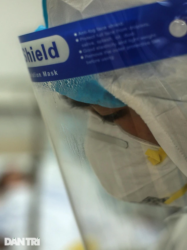 Bác sĩ Võ Cao Thái - Khoa hồi sức Bệnh viện Chợ Rẫy nói, cuộc chiến giành giật sự sống chưa bao giờ ngừng nghỉ bên trong phòng hồi sức này, thậm chí là nhiều đêm trắng không ngủ. "Gần một tuần nay, từ khi được điều động từ Bệnh viện Chợ Rẫy sang, tôi chưa nhìn thấy bên ngoài ra sao, có gì ngoài kia, phần lớn thời gian tôi và đồng nghiệp ở trong phòng cấp cứu. Có nhiều đêm thức trắng, có khi thì ngủ được đôi chút khoảng 3-4 tiếng nếu hết ca trực. Vất vả thì có, nhưng lúc này mọi người cần chúng tôi, tất cả đều phải cố gắng để sớm chiến thắng được cuộc chiến này", bác sĩ Thái chia sẻ.