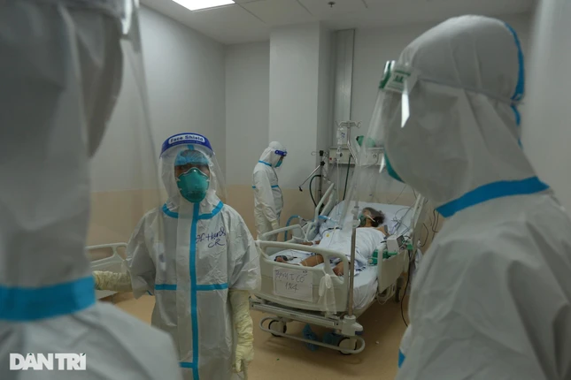 Bác sĩ Trần Thanh Linh cho biết, Bệnh viện đang điều trị 260 bệnh nhân Covid-19 nặng và nguy kịch, trong đó hiện còn hơn 40 trường hợp nguy kịch, nhiều trường hợp phải chạy ECMO (tim phổi nhân tạo). Một nhân viên y tế sẽ phải phụ trách 3 tới 4 bệnh nhân mỗi đêm, làm việc liên tục không nghỉ trong bộ đồ bảo hộ kín mít.