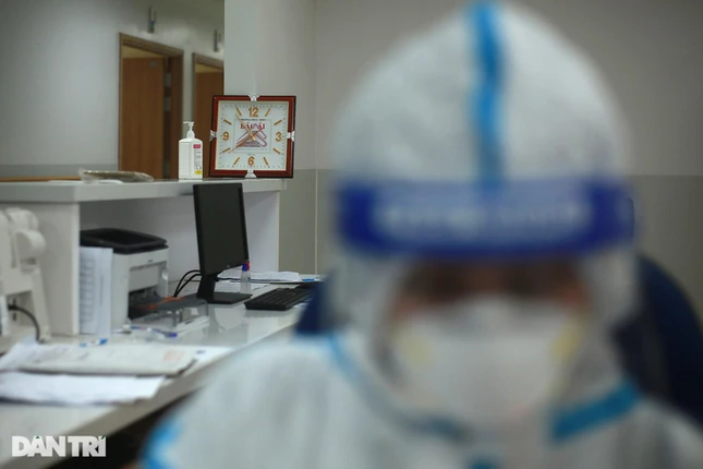 Tiếng máy thở, tiếng máy monitor kêu từng hồi đều đặn, xen kẽ trong không gian tĩnh mịch ở khu phòng điều trị Covid-19. Các y bác sĩ đang kiểm tra lại lần cuối những bệnh nhân nguy kịch để chuẩn bị cho ê-kíp tiếp theo vào thay ca sau 7 tiếng làm việc liên tục.