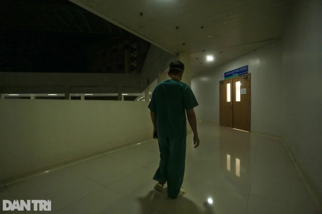 Kết thúc một ca làm việc căng thẳng, bác sĩ Trần Thanh Linh, còn được gọi với cái tên bác sĩ "Linh 91" lặng lẽ bước đi dưới ánh đèn leo lắt dọc hành lang bệnh viện, ngoài trời là bóng đêm bao trùm.