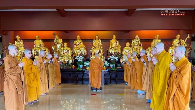 Buổi lễ tưởng niệm nội bộ dành cho chư Tăng cấm túc an cư từ đầu mùa hạ tại chùa Huê Nghiêm, không có người bên ngoài tham dự - Ảnh: H.N