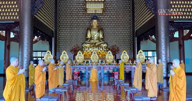 Chư Tăng an cư cấm túc trì tụng kinh tại chánh điện Chư Tăng an cư cấm túc trì tụng kinh tại chánh điện