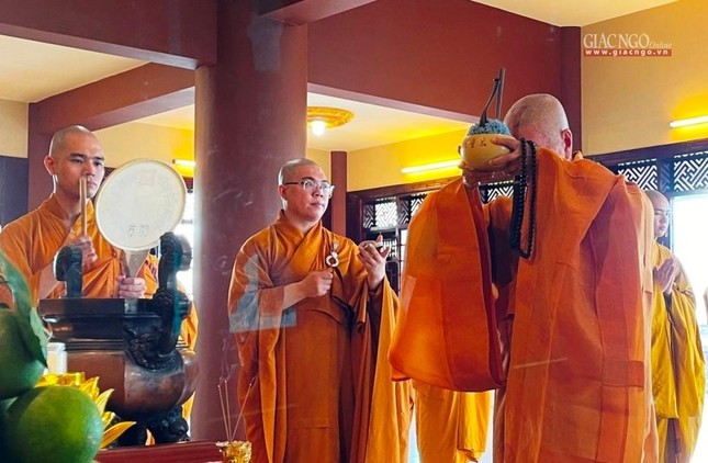 Trưởng lão Hòa thượng Thích Trí Quảng dâng phạn thực cúng dường Trưởng lão Hòa thượng Thích Trí Quảng dâng phạn thực cúng dường