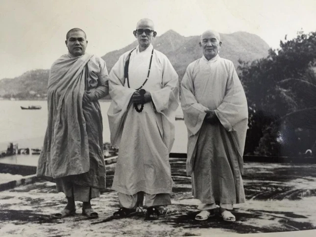 Từ trái sang: Hòa thượng Thích Giác Toàn (Trần Quê Hương), Đại lão Hòa thượng Thích Thiện Hào và Đại lão Hòa thượng Thích Huệ Hưng