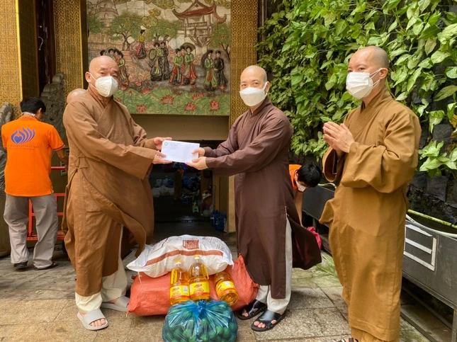 Chư tôn đức đã thăm hỏi và chuyển tịnh tài, nhu yếu phẩm đến Thượng tọa Thích Nhật Thiện, Trưởng ban Trị sự GHPGVN quận 10 để trao chùa trên địa bàn đang ở trong khu phong tỏa, cách ly Chư tôn đức đã thăm hỏi và chuyển tịnh tài, nhu yếu phẩm đến Thượng tọa Thích Nhật Thiện, Trưởng ban Trị sự GHPGVN quận 10 để trao chùa trên địa bàn đang ở trong khu phong tỏa, cách ly