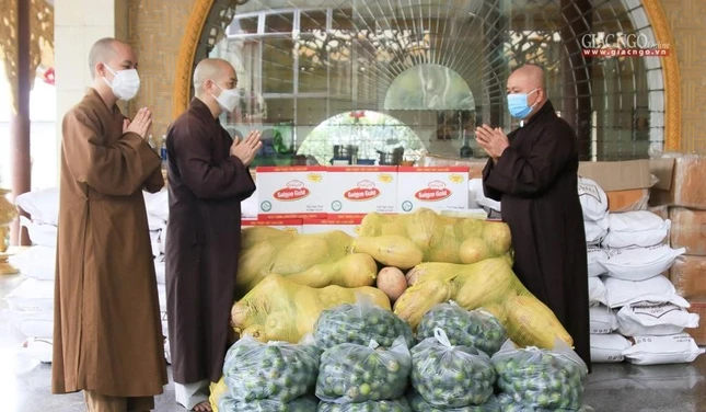 Thượng tọa Thích Quang Thạnh chuyển lời thăm hỏi của Trưởng lão Hòa thượng Thích Trí Quảng đến Tăng Ni các trú xứ tại quận Thủ Đức (cũ) Thượng tọa Thích Quang Thạnh chuyển lời thăm hỏi của Trưởng lão Hòa thượng Thích Trí Quảng đến Tăng Ni các trú xứ tại quận Thủ Đức (cũ)