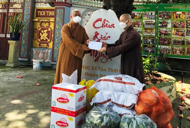 Thượng tọa Thích Minh Thanh, Trưởng ban Trị sự Phật giáo huyện Hóc Môn tiếp nhận phần hỗ trợ của Ban Thường trực Ban Trị sự Phật giáo Thành phố dành cho 5 tự viện trong khu cách ly phong tỏa trên địa bàn huyện nhà