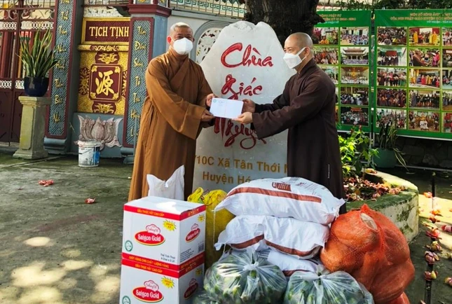 Thượng tọa Thích Minh Thanh, Trưởng ban Trị sự Phật giáo huyện Hóc Môn tiếp nhận phần hỗ trợ của Ban Thường trực Ban Trị sự Phật giáo Thành phố dành cho 5 tự viện trong khu cách ly phong tỏa trên địa bàn huyện nhà Thượng tọa Thích Minh Thanh, Trưởng ban Trị sự Phật giáo huyện Hóc Môn tiếp nhận phần hỗ trợ của Ban Thường trực Ban Trị sự Phật giáo Thành phố dành cho 5 tự viện trong khu cách ly phong tỏa trên địa bàn huyện nhà