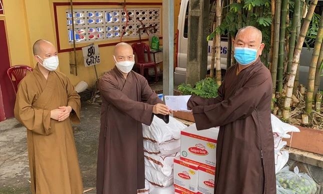 Thượng tọa Thích Huệ Công, Q.Trưởng ban Trị sự quận 8 đón nhận tịnh tài và nhu yếu phẩm để phân phối đến 8 tự viện trong các khu phong tỏa, cách ly trên địa bàn quận nhà Thượng tọa Thích Huệ Công, Q.Trưởng ban Trị sự quận 8 đón nhận tịnh tài và nhu yếu phẩm để phân phối đến 8 tự viện trong các khu phong tỏa, cách ly trên địa bàn quận nhà