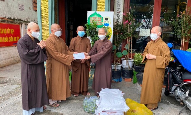 Trao tịnh tài và nhu yếu phẩm hỗ trợ 4 tự viện trong các khu phong tỏa, cách ly trên địa bàn quận 4