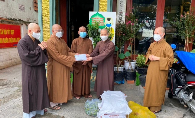 Trao tịnh tài và nhu yếu phẩm hỗ trợ 4 tự viện trong các khu phong tỏa, cách ly trên địa bàn quận 4 Trao tịnh tài và nhu yếu phẩm hỗ trợ 4 tự viện trong các khu phong tỏa, cách ly trên địa bàn quận 4
