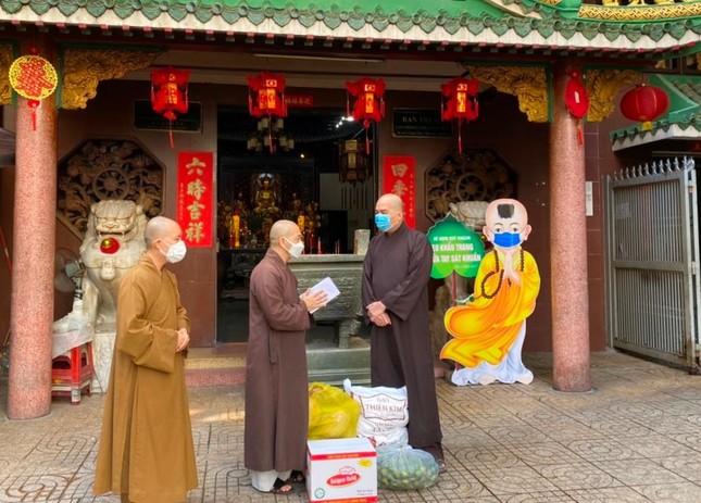 Đoàn đến chùa Vạn Phật thăm hỏi tình hình Phật giáo quận 5 và chuyển lời thăm của Hòa thượng lãnh đạo Phật giáo Thành phố