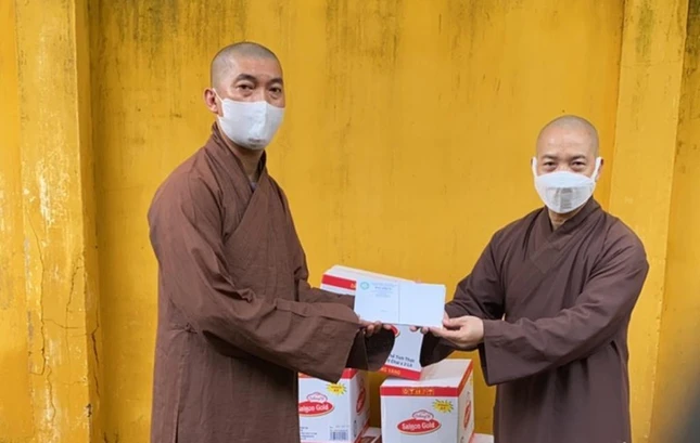 Thượng tọa Thích Quang Thạnh trao tịnh tài và nhu yếu phẩm phân phối về 5 tự viện trong khu phong tỏa trên địa bàn quận 7 Thượng tọa Thích Quang Thạnh trao tịnh tài và nhu yếu phẩm phân phối về 5 tự viện trong khu phong tỏa trên địa bàn quận 7