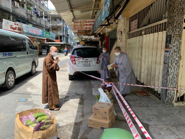 Trao nhu yếu phẩm đến các chùa trong các khu phong tỏa, cách ly trên địa bàn quận 3