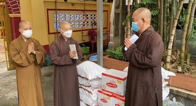 Tại chùa Long Hoa, chư tôn đức đã kính chuyển lời thăm hỏi của Hòa thượng lãnh đạo Ban Trị sự Phật giáo Thành phố