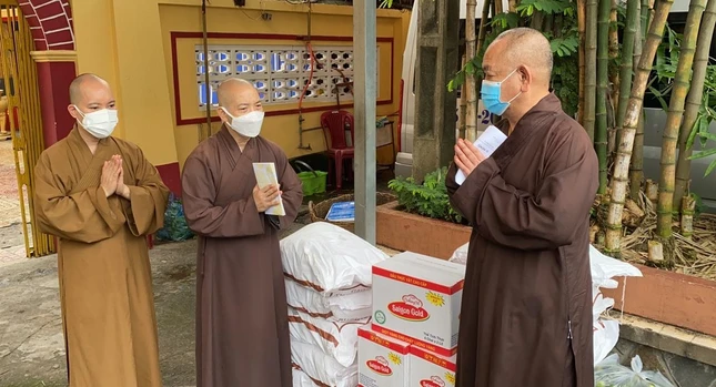 Tại chùa Long Hoa, chư tôn đức đã kính chuyển lời thăm hỏi của Hòa thượng lãnh đạo Ban Trị sự Phật giáo Thành phố Tại chùa Long Hoa, chư tôn đức đã kính chuyển lời thăm hỏi của Hòa thượng lãnh đạo Ban Trị sự Phật giáo Thành phố