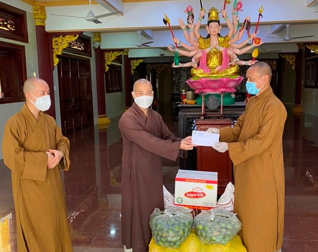 Tại tổ đình Linh Sơn (phường Cô Giang), Thượng tọa Thích Minh Quang, Trưởng ban Trị sự GHPGVN quận 1 tiếp nhận để chuyển quà hỗ trợ của Ban Trị sự Phật giáo Thành phố đến 2 tự viện trong khu vực phong tỏa, cách ly trên địa bàn
