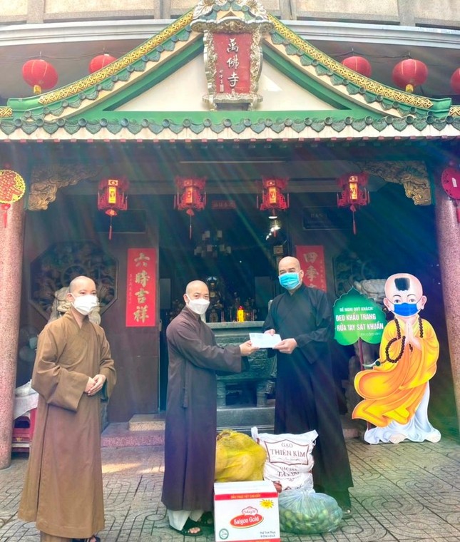 Thượng tọa Thích Truyền Cường, Trưởng ban Trị sự GHPGVN quận 5 tiếp nhận chuyển quà hỗ trợ đến chùa trên địa bàn nằm trong khu vực phong tỏa