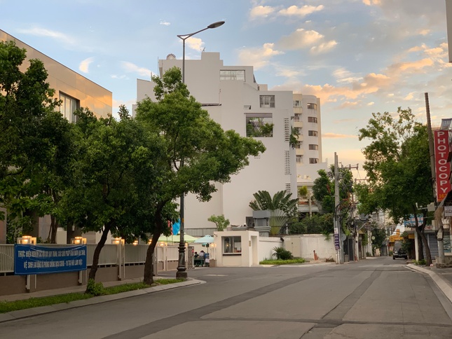 Đoạn đường Nguyễn Đình Chính, quận Phú Nhuận không một bóng người, ngoại trừ các bảo vệ ở trụ sở UBND quận ở cổng phụ