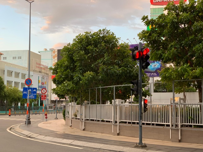 Đèn xanh, đỏ, vàng đổi màu nhưng không có ai