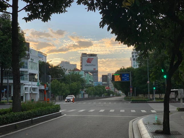 Một vài chiếc ô tô như lạc lỏng giữa con đường giờ này ngày thường người xe chen chân