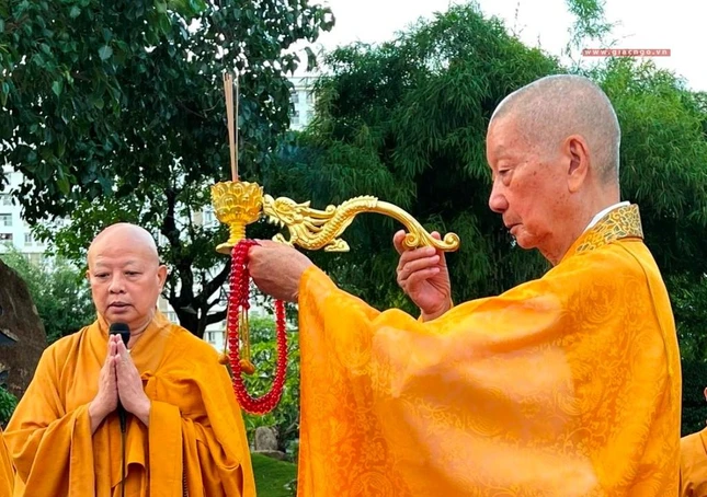 Trưởng lão Hòa thượng Thích Trí Quảng dâng hương cúng dường