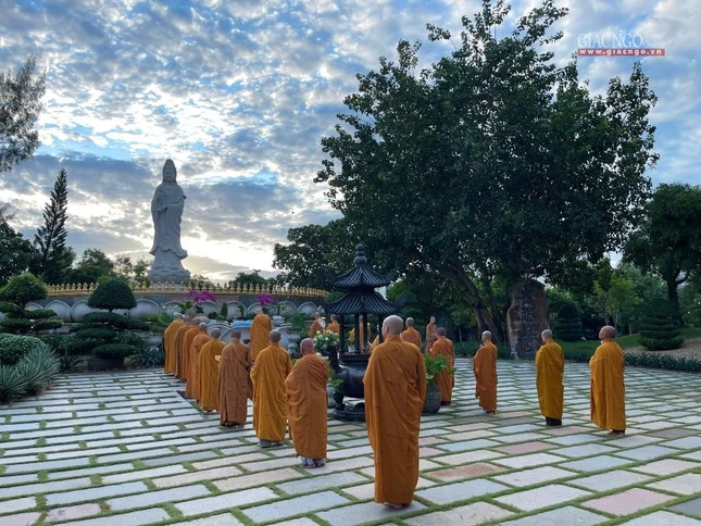 Buổi lễ cử hành vào sáng sớm