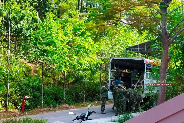 Lực lượng bộ đội được được Bộ Chỉ huy quân sự tỉnh Thừa Thiên Huế điều động đến tiến hành thiết lập khu cách ly y tế tập trung cho công dân ở cơ sở 2 Học viện Phật giáo tại Huế sáng 29-7