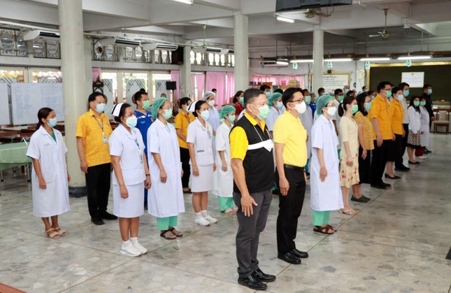Đội ngũ y, bác sĩ và nhân viên phục vụ tại Priest Hospital