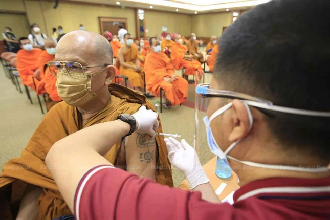 Khác với những người không theo tôn giáo, chư Tăng tuân thủ những giới luật đặc thù của người xuất gia Khác với những người không theo tôn giáo, chư Tăng tuân thủ những giới luật đặc thù của người xuất gia