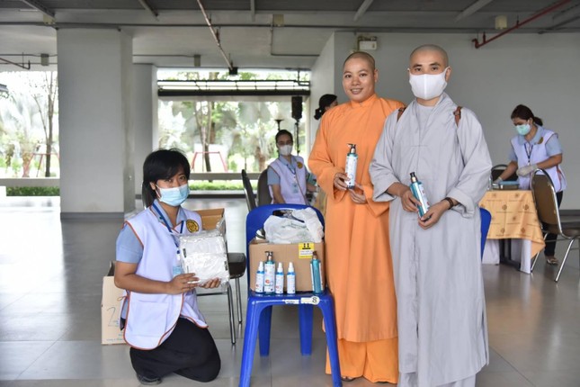 Chư Ni Việt Nam du học tại Thái cũng được đội ngũ y tế của Priest Hospital chăm sóc