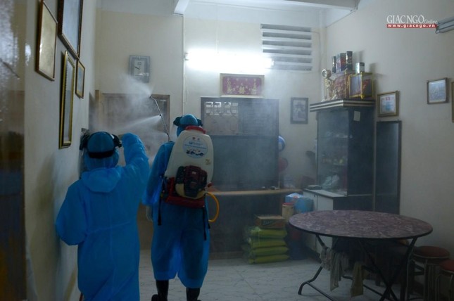 Khi chủ nhà hợp tác, đội sẽ vào phun khử khuẩn khắp bên trong