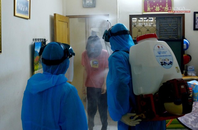 Khử khuẩn cho từng thành viên trong nhà
