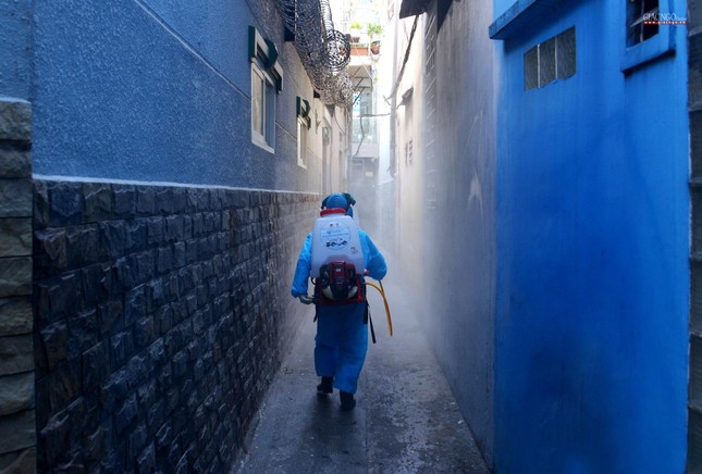 Ngoài địa chỉ cách ly, đội cũng phải phun khử khuẩn các đường hẻm lân cận