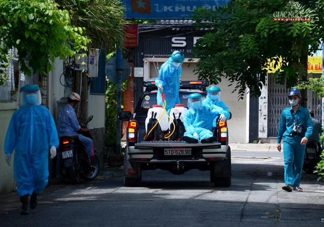 Các TNV đang chiết dung dịch khử khuẩn sang bình có hệ thống phun