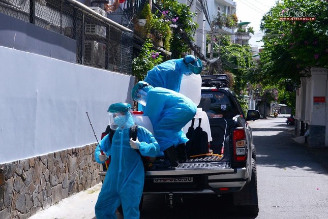 Nhóm đi đến các hẻm và có nhân viên phường theo hỗ trợ