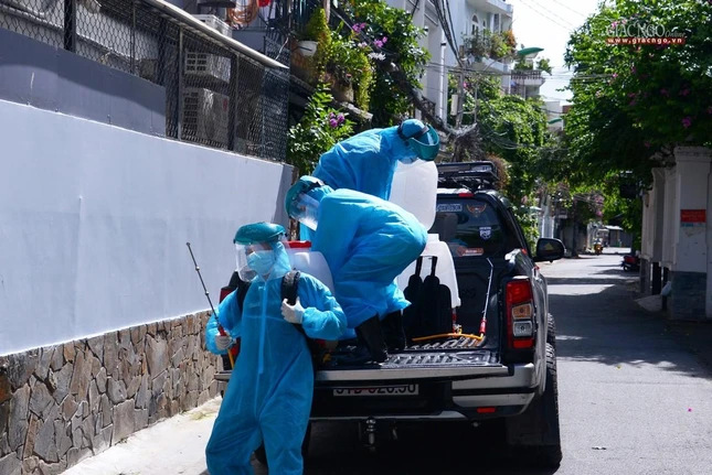 Nhóm đi đến các hẻm và có nhân viên phường theo hỗ trợ