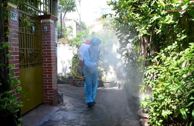 Thực hiện cơ động phun dung dịch khử khuẩn cả trong các hẻm nhỏ