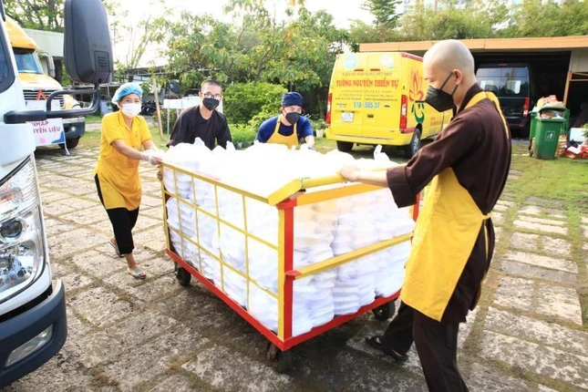 Bếp chùa Tường Nguyên mỗi ngày chăm sóc hơn 20.000 suất ăn phục vụ các bệnh viện dã chiến Bếp chùa Tường Nguyên mỗi ngày chăm sóc hơn 20.000 suất ăn phục vụ các bệnh viện dã chiến