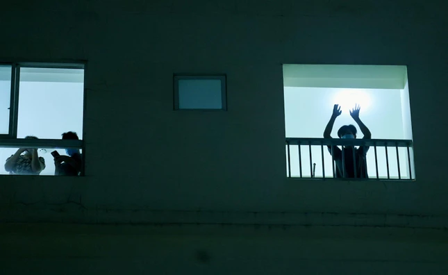 Sự hoảng sợ, lo lắng và thất vọng có thể thúc đẩy tác hại của căn bệnh này. Vì vậy, trong nguyên tắc điều trị Covid-19, ngoài việc nâng đỡ về thể trạng còn cần đến sự hỗ trợ về tinh thần, giúp người bệnh có niềm tin và an tâm điều trị - Ảnh: Ngô Trần Hải An