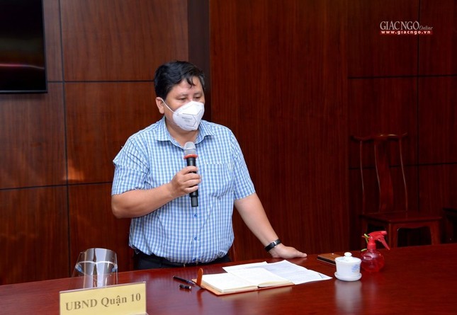 Ông Huỳnh Văn Tâm, Phó Chủ tịch UBND quận 10 chủ trì theo chỉ đạo của UBND TP.HCM - Ảnh: Bảo Toàn