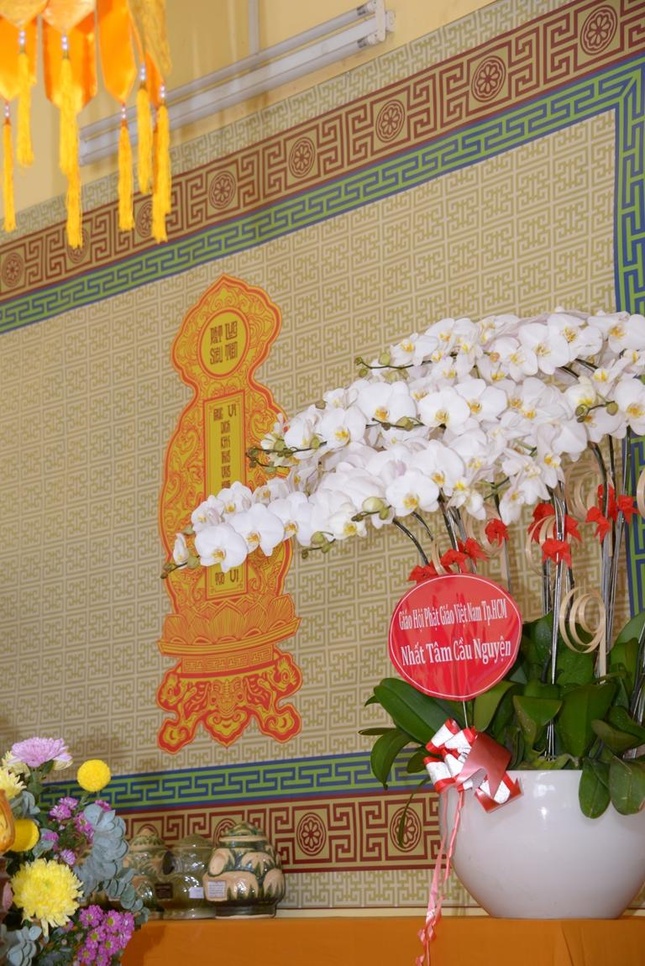 Hoa tưởng niệm của Phật giáo mang dòng chữ "Giáo hội Phật giáo Việt Nam TP.HCM nhất tâm cầu nguyện" - Ảnh: Bảo Toàn