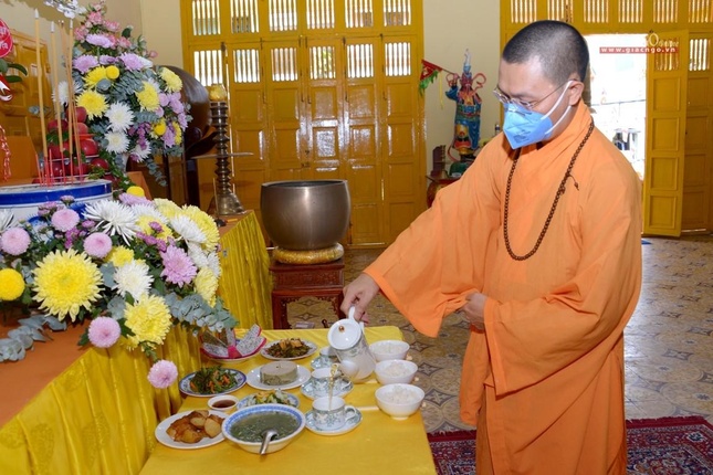 Chư Tăng cúng vong hàng ngày vào buổi trưa và buổi chiều - Ảnh: Bảo Toàn