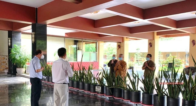 Trưởng lão Hòa thượng thăm hỏi các bác sĩ, Đội tiêm vắc-xin Bệnh viện Lê Văn Thịnh và phường An Khánh Trưởng lão Hòa thượng thăm hỏi các bác sĩ, Đội tiêm vắc-xin Bệnh viện Lê Văn Thịnh và phường An Khánh