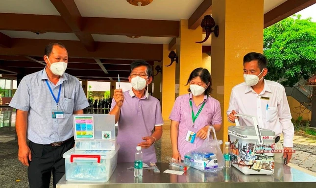 Kiểm tra vắc-xin trước khi tiêm cho Trưởng lão Hòa thượng Kiểm tra vắc-xin trước khi tiêm cho Trưởng lão Hòa thượng