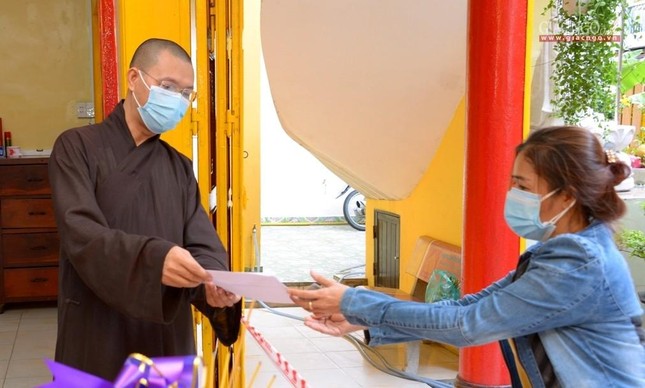 Nhà chùa trao biên bản nhận đến người dân - Ảnh: Bảo Toàn