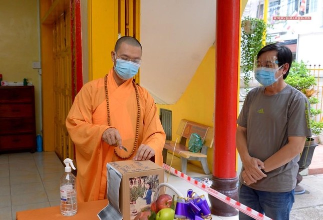 Người dân sau khi nhận tro cốt người nhà đã mang đến chùa - Ảnh: Bảo Toàn