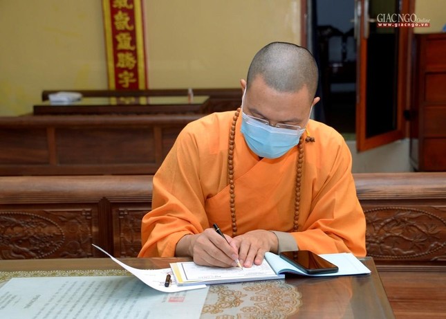 Đại đức Thích Minh Thật ghi nhận thông tin - Ảnh: Bảo Toàn