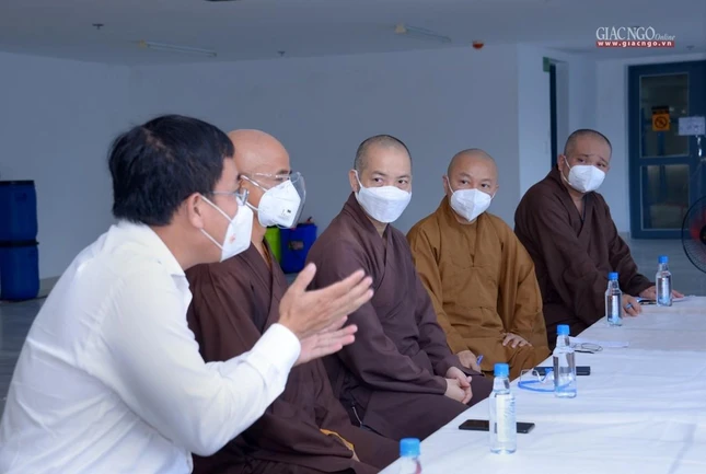 Ông Nguyễn Duy Tân và chư Thượng tọa - Ảnh: Bảo Toàn